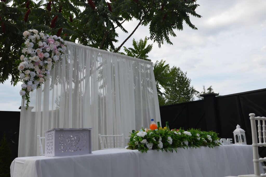 Dekoracija stola za mladence sa pozadinom